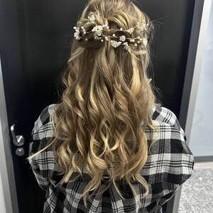 Pin5 blonde half up pearls back view 1200x1500