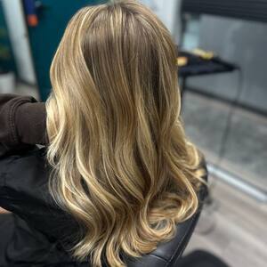 Pin5 blonde wavy back view 26 1200x1500