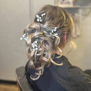 Pin5 blonde updo flowers back view 1200x1500