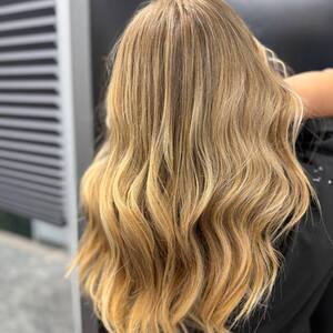 Pin5 blonde wavy back view 10 1200x1500