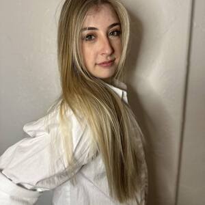 Pin5 blonde straight side view white shirt 1200x1500