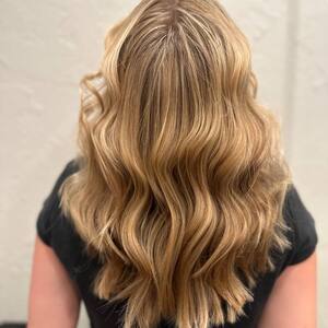 Pin5 blonde wavy back view 25 1200x1500