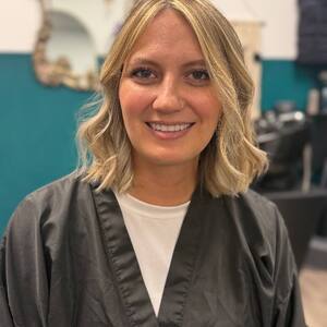 Pin5 blonde wavy woman salon 3 1200x1500