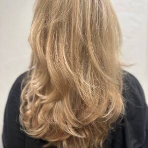 Pin5 blonde wavy back view hand 2 1200x1500
