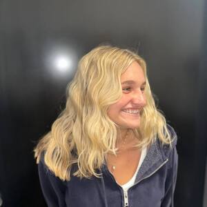 Pin5 blonde wavy woman blue hoodie 1200x1500