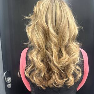 Pin5 blonde wavy back view pink top 1200x1500