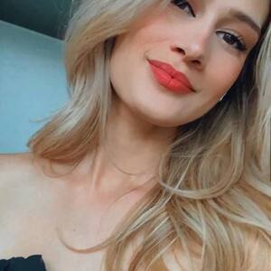 Pin5 blonde wavy woman red lips 1200x1500