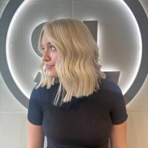 Pin5 blonde wavy side view salon lofts 3 1200x1500