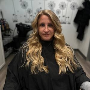 Pin5 blonde wavy woman salon 1200x1500
