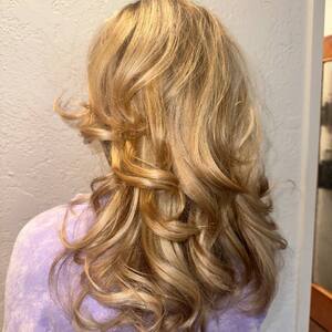 Pin5 blonde wavy back view purple top 1200x1500