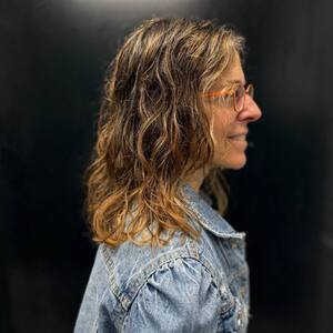 Pin5 bronde curly bronde side view denim 1200x1500