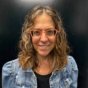 Pin5 bronde curly bronde woman glasses denim 1200x1500