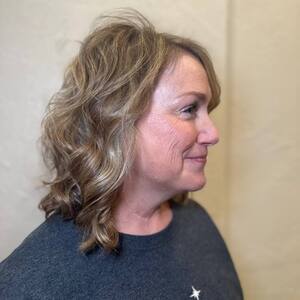 Pin5 bronde curly woman side view 1200x1500