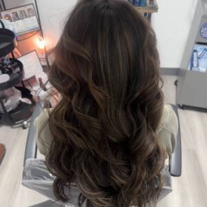 Pin5 bronde wavy back view dark 1200x1500