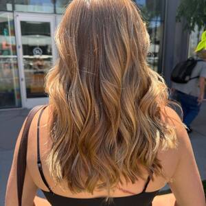 Pin5 bronde wavy back view outdoors 2 1200x1500