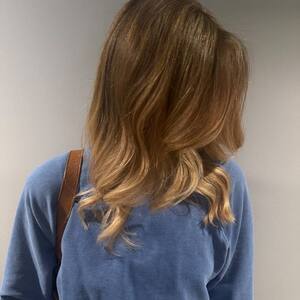 Pin5 bronde wavy back view blue top 3 1200x1500
