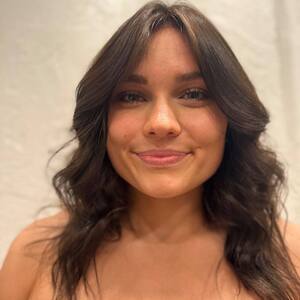 Pin5 bronde wavy woman portrait 31 1200x1500