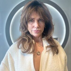 Pin5 bronde wavy woman salon lofts 2 1200x1500