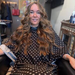 Pin5 bronde wavy hair woman cape 1200x1500
