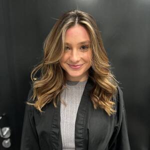 Pin5 bronde wavy woman portrait 4 1200x1500