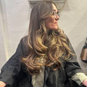 Pin5 bronde wavy woman portrait 1200x1500