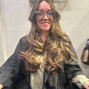 Pin5 bronde wavy woman glasses cape 1200x1500