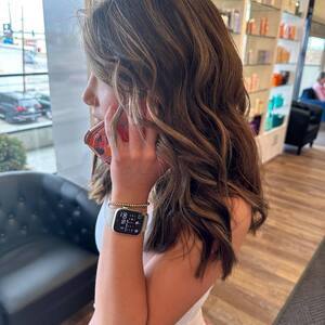 Pin5 bronde wavy woman side phone 1200x1500