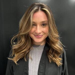 Pin5 bronde wavy woman portrait 6 1200x1500