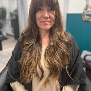 Pin5 bronde wavy woman portrait 2 1200x1500
