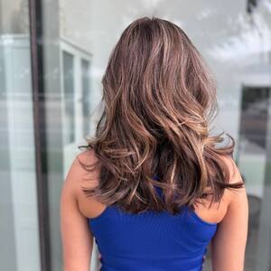 Pin5 brunette wavy back view blue top 1200x1500