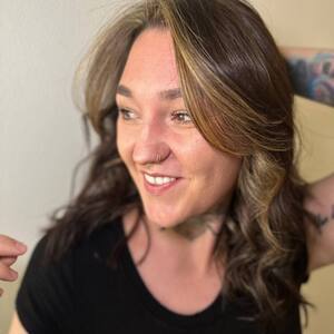 Pin5 brunette wavy woman portrait 20 1200x1500