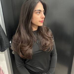 Pin5 brunette wavy woman black top 3 1200x1500