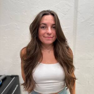 Pin5 brunette wavy woman portrait 22 1200x1500