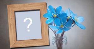 Montagem de foto com flores azuis e moldura de madeira para colocar a sua foto!