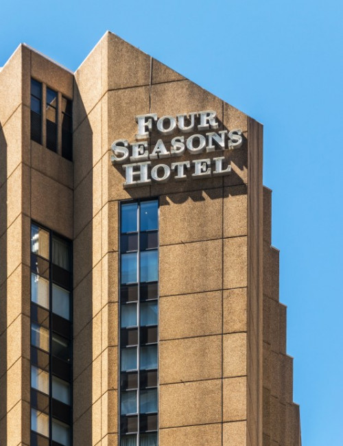 Four Seasons Hotel The Skyscraper Center