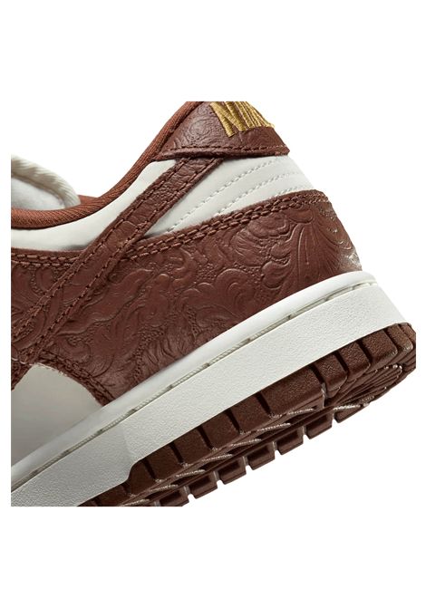 Scarpe Nike Dunk Low Embossed Baroque Sabbia Marrone Donna NIKE | Sneakers | IF3944-100