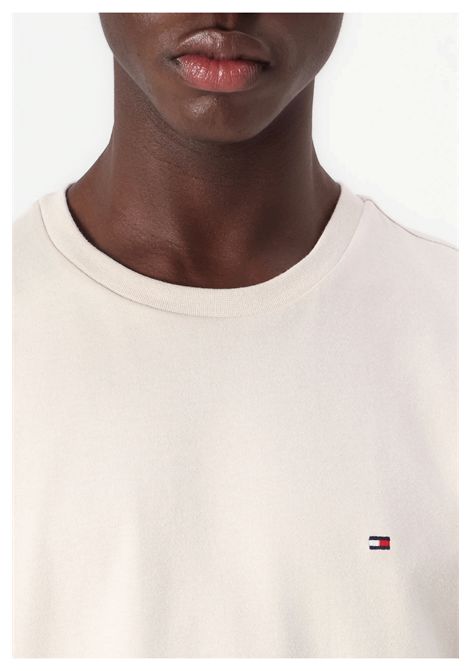 T-shirt Tommy Hilfiger Essential Seasonal Regular Fit Newsprint Beige Uomo TOMMY HILFIGER | T-shirt | MW0MW39995-ACG