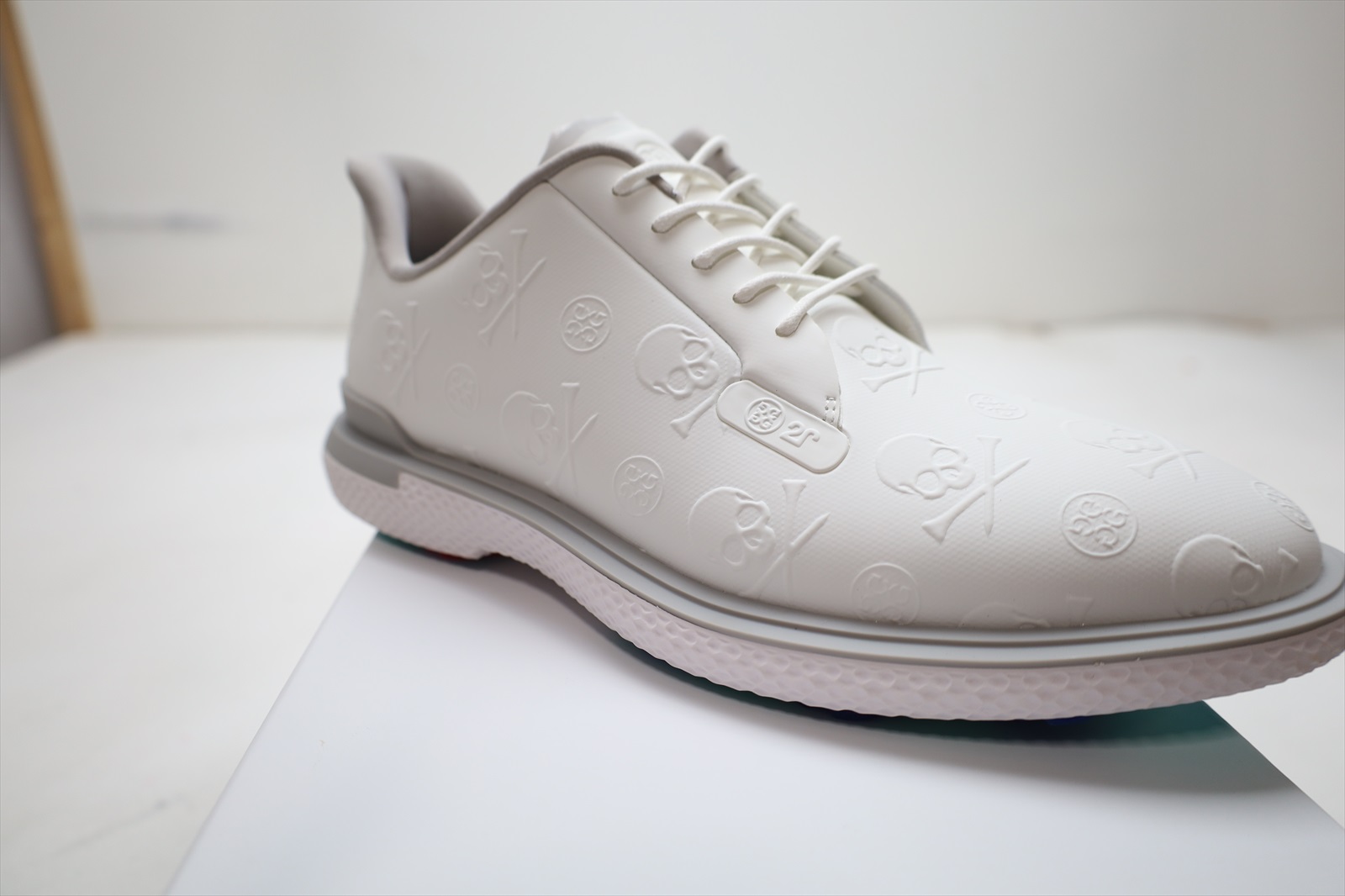 G/Fore GALLIVAN2R EMBOSSED SKULL & TEES Mens Size 9 SNOW/NIMBUS