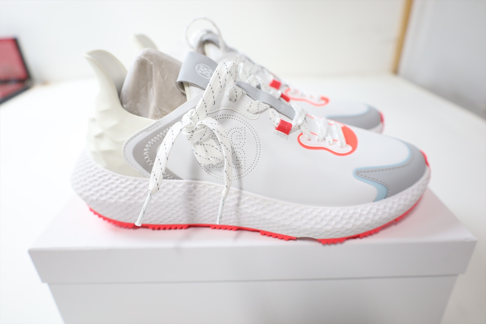 G/Fore MG4X2 Golf shoe men’s size 11 white red GMF000139 spikeless G/FORE MG4x2 Review: The Ultimate Go-Anywhere Shoe main image 2