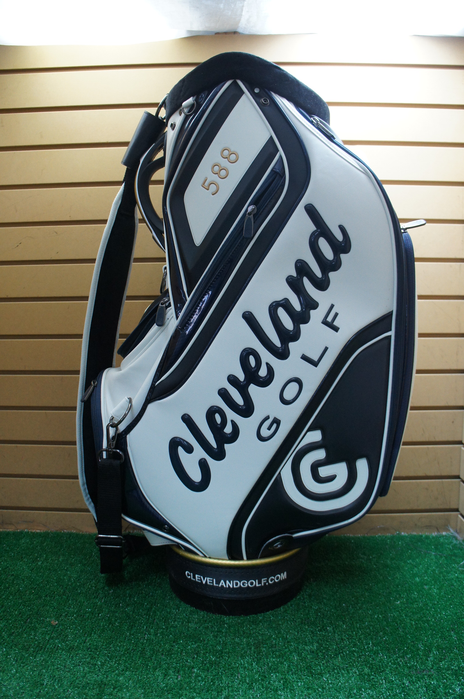 MINT Cleveland Golf 588 10" Tour Staff Bag 6Dividers White/Navy/Black