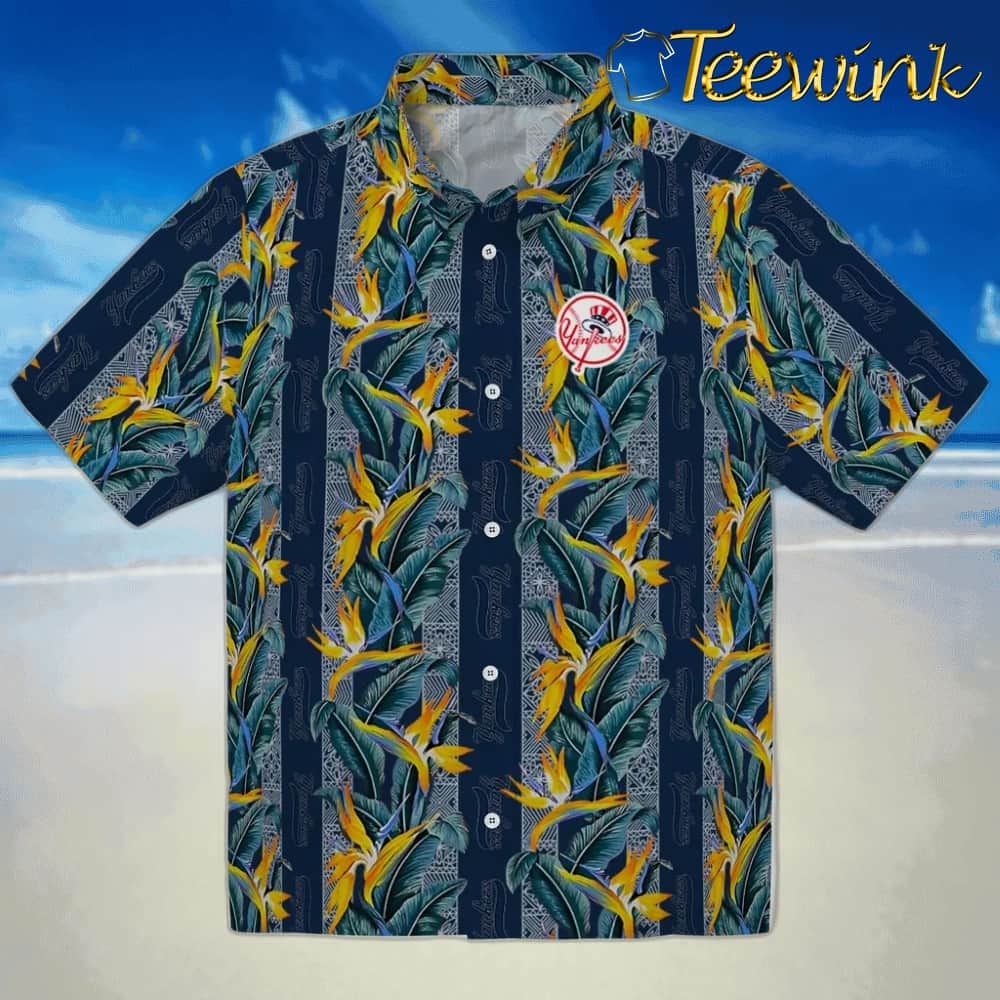 New York Yankees Hawaiian Shirt – Palm Tree Motif New York Yankees Hawaiian Shirt – Palm Tree Motif