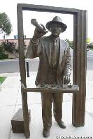 Roswell United States Statue