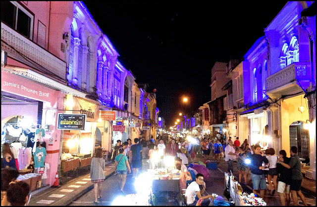 Sunday Walking Street Market (Lard Yai)