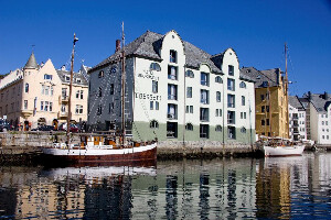 Brosundet i &Aring;lesund