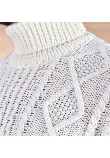 Pull ? col roul? blanc McQueen pour homme de Rakki Philosophy Rakkì | THE KING01