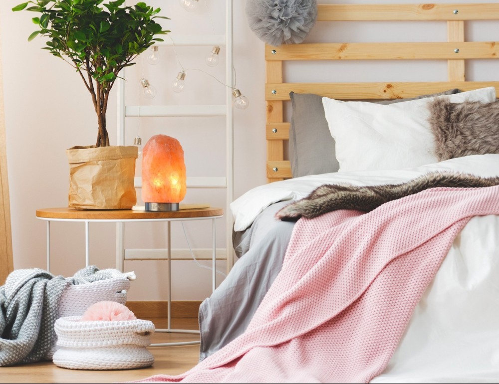 himalayan salt lamp near bed for sleeping