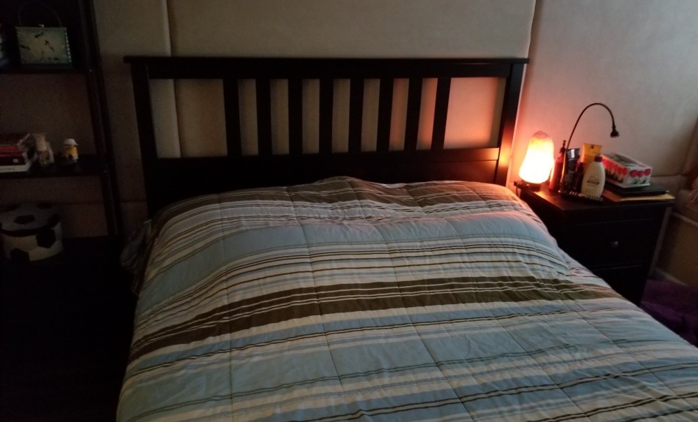 himalayan salt lamp in bedroom