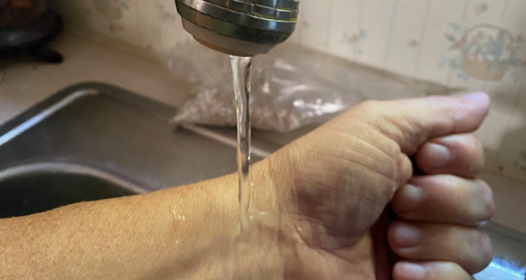 Testing water temp on inside of wrist - Chickenmethod.com