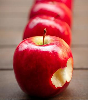 Ripe, fresh apples lined up into the distance.