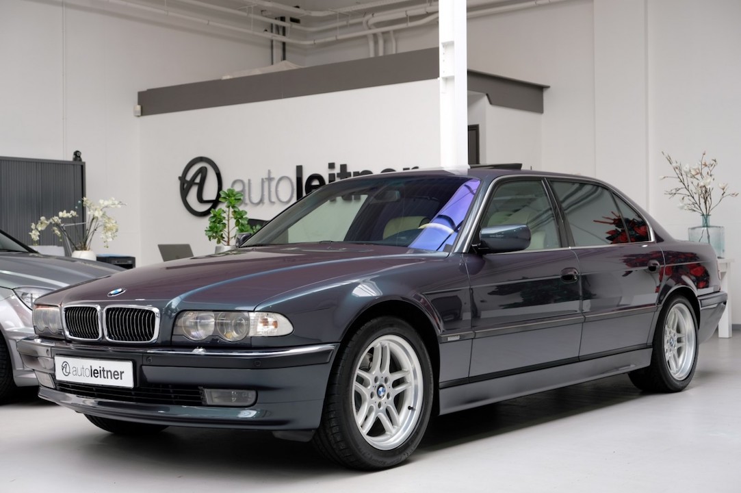 Машина v12 bmw